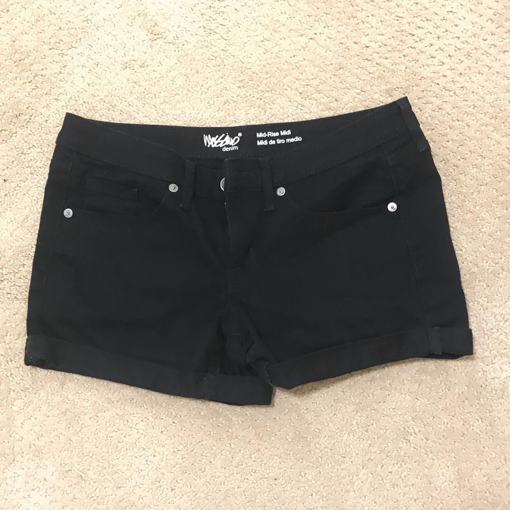 All black jean shorts!